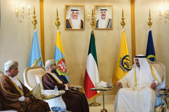 وزير الدفاع يبحث مع سفير عُمان تعزيز الموضوعات ذات الاهتمام المشترك