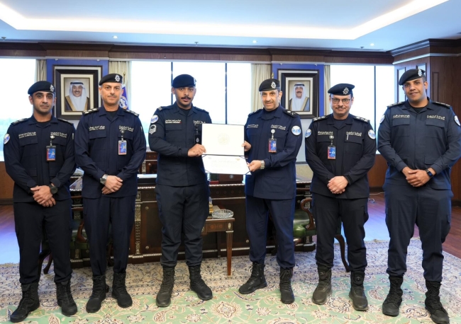 العدواني كرّم الرقيب أول عبد الرحمن السالم من منتسبي الإدارة العامة لمكتب الوكيل 