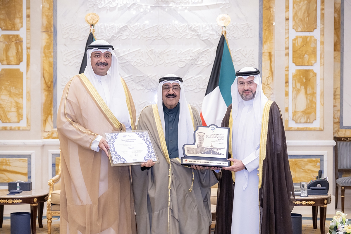 سمو الأمير مستقبلاً وزير الدفاع ورئيس «الطيران المدني»
