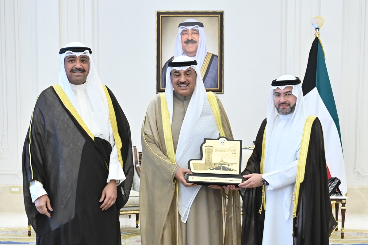 سمو ولي العهد يستقبل رئيس الوزراء ووزير الداخلية