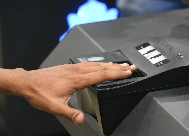 «الدفاع» تعيد طرح ممارسة توريد أجهزة البصمة البيومترية