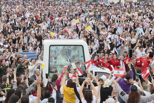 البابا يختتم زيارته إلى لبنان بدعوة الشرق الأوسط للابتعاد عن الحرب