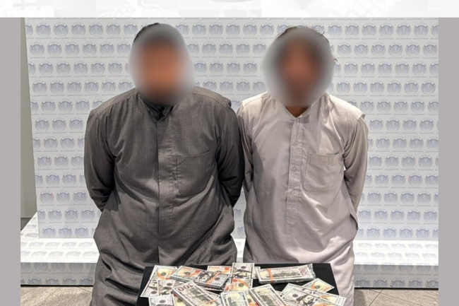 «الداخلية»: ضبط عربيَّين يروّجان دولارات مزيفة في الكويت