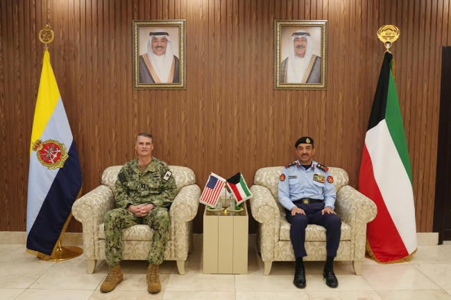 رئيس الأركان يبحث مع قائد الأسطول الأميركي الخامس موضوعات مشتركة