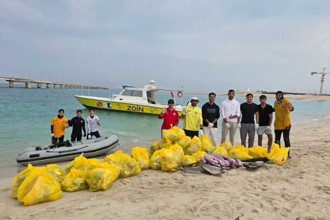 «الغوص الكويتي» يرفع طناً من المخلفات البلاستيكية والأخشاب وشباك الصيد