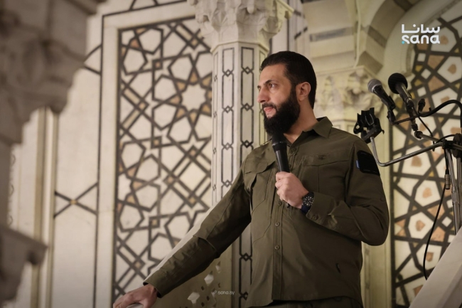 الشرع يضع قطعة من «ستار الكعبة» في الجامع الأموي في ذكرى «يوم التحرير»