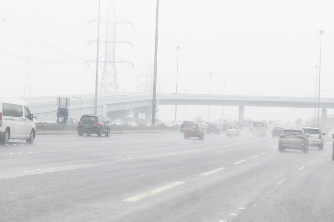 «الداخلية» تدعو قائدي المركبات للالتزام بإرشادات السلامة خلال الأمطار