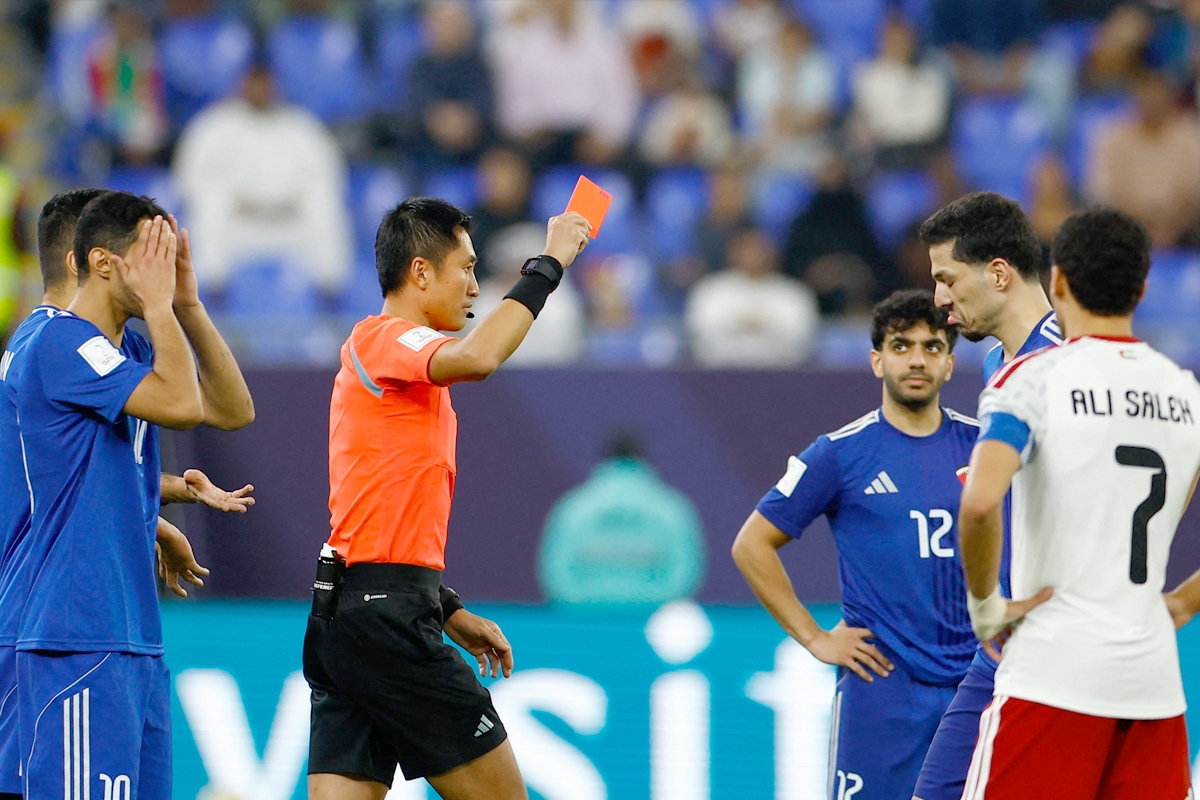 مانينغ مشهراً البطاقة الحمراء للعنزي