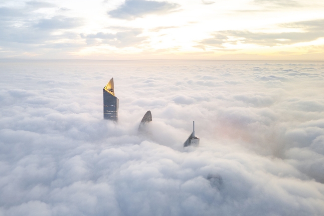 الضباب الكثيف يصنع مشاهد فريدة في سماء الكويت