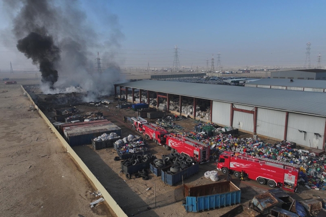 6 فرق إطفاء تسيطر على حريق شركة لمعالجة النفايات في أمغرة