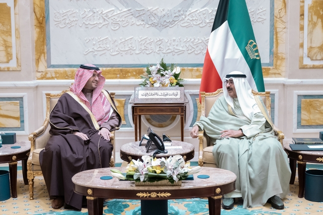 سمو أمير البلاد يستقبل وزير الدولة السعودي الأمير تركي بن محمد