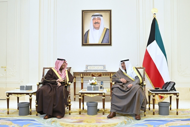 سمو ولي العهد يستقبل وزير الدولة السعودي الأمير تركي بن محمد