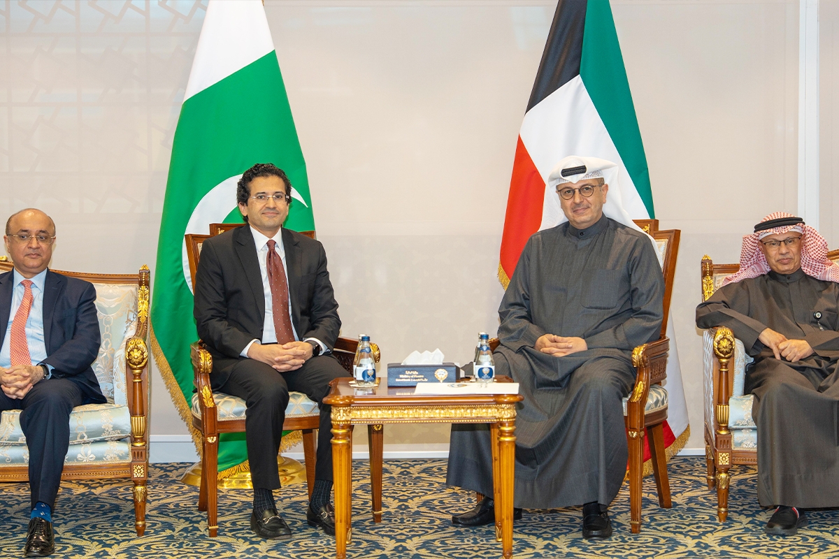 الوزير المخيزيم يبحث ووزير البترول الباكستاني سبل تعزيز العلاقات وتطوير التعاون 