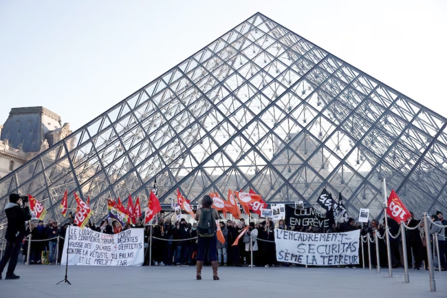 أبواب «اللوفر»... مغلقة 