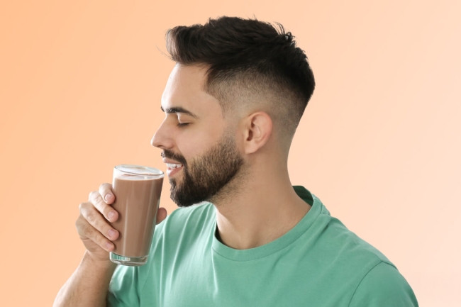 الشاي والكاكاو يقللان من المشكلات الصحية الناجمة عن جلوس الرجال لساعات طويلة. المشروبات الغنية بـ«الفلافانول» تمنع تراجع وظيفة الشرايين 