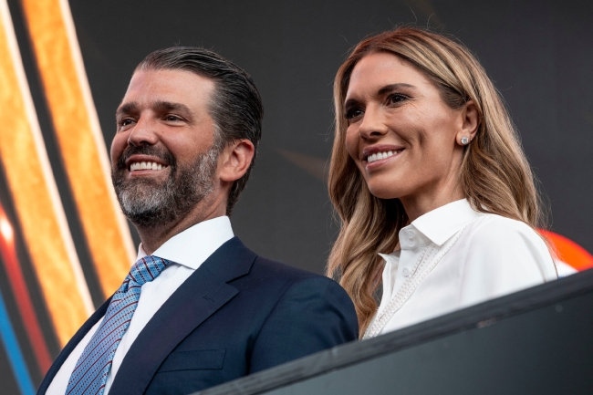 دونالد ترامب الابن يخطب سيدة المجتمع بيتينا أندرسون. الرئيس الأميركي أعلن النبأ في حفل بالبيت الأبيض. تقارير إعلامية: ترامب الابن وأندرسون يتواعدان منذ عام تقريباً 