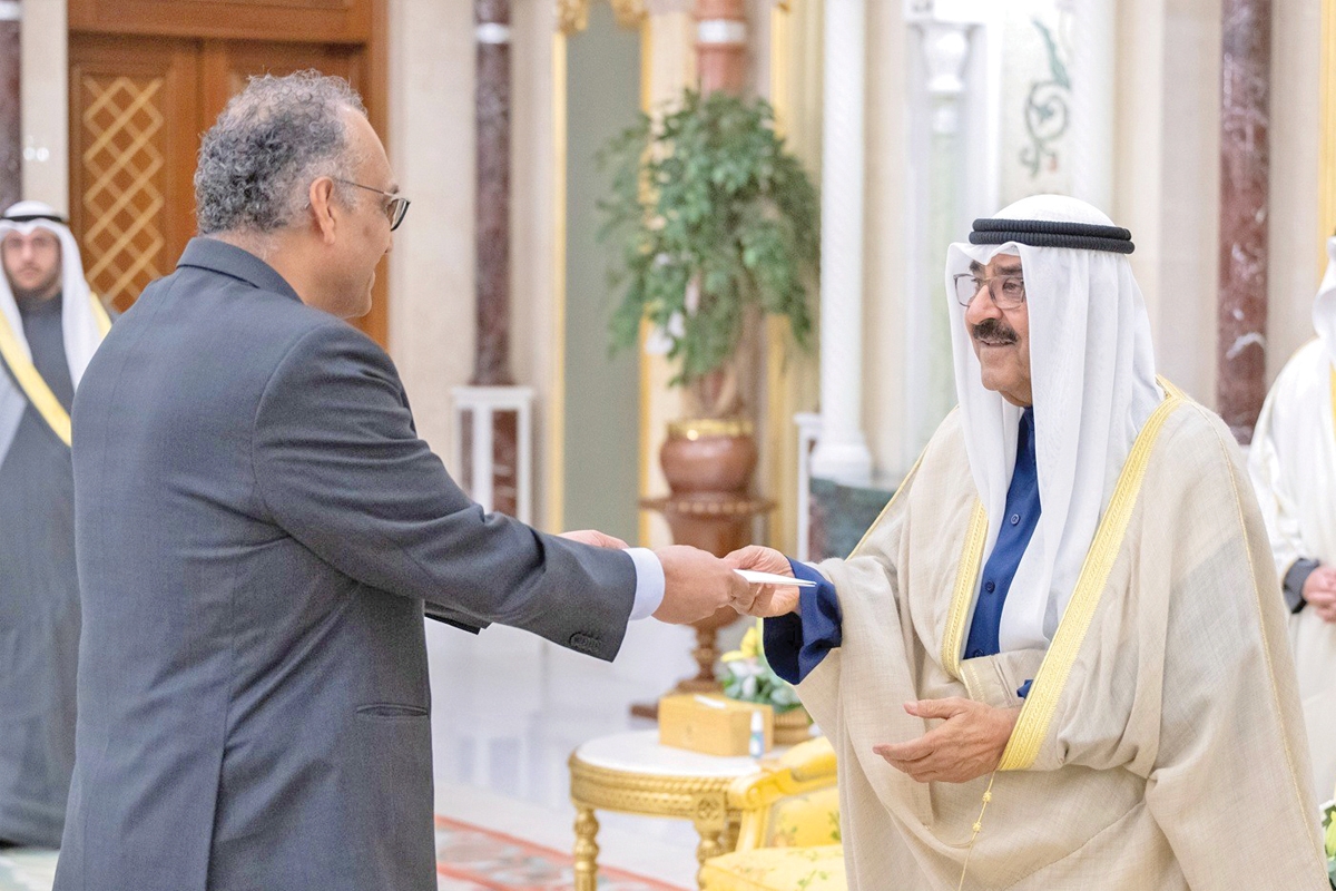 صاحب السمو يتسلم أوراق اعتماد 5 سفراء جدد لدى البلاد 