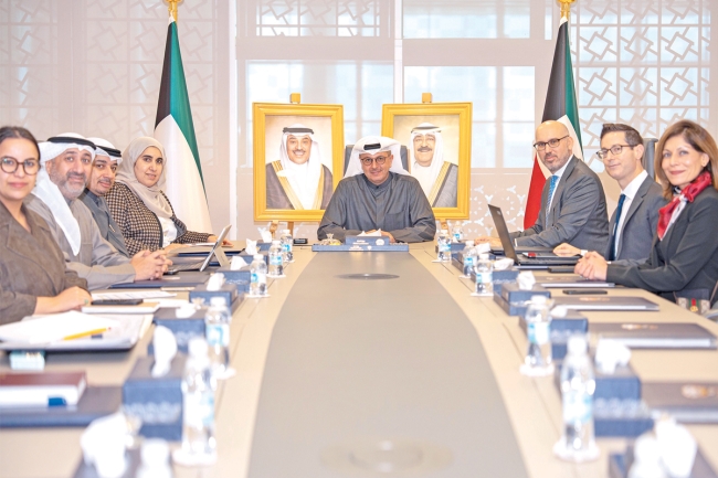 إصلاح الإيرادات غير النفطية. المخيزيم بحث مع «صندوق النقد» تعزيز التعاون بشأنه لاستدامة المالية العامة. المباحثات ناقشت أوراق رئيس البعثة بشأن الضريبة الانتقائية وتوجيه الدعم إلى مستحقيه. أكد ضرورة استمرار الدعم من المنظمات الدولية للوقوف على أولويات الإصلاح المطلوب 