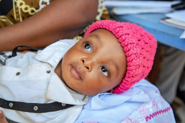 دراسة: حمل الرضع في أقمشة معالجة بمبيدات يقلل حالات الملاريا. اللفافات المعالجة بـ«البيرميثرين» قللت حالات الإصابة بنسبة 66% 