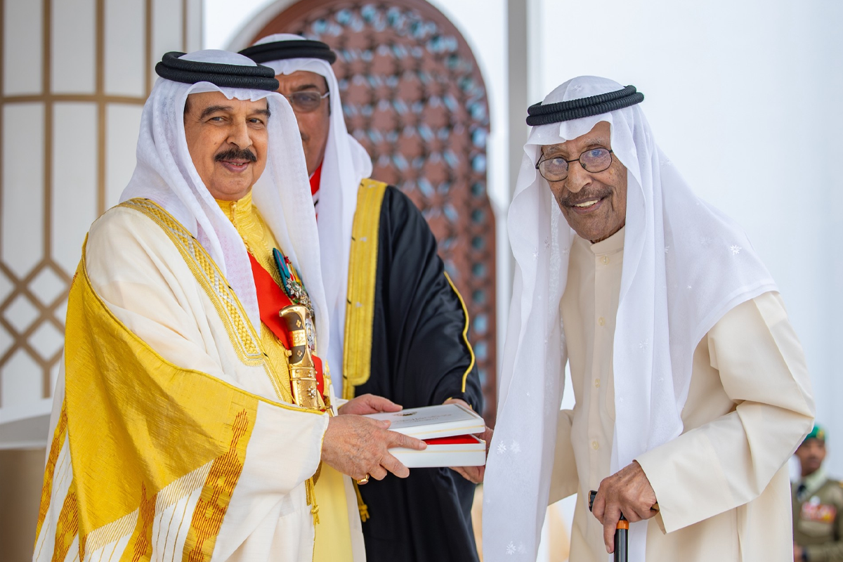 العاهل البحريني يمنح «وسام البحرين» للشاعر الكويتي بدر بورسلي 