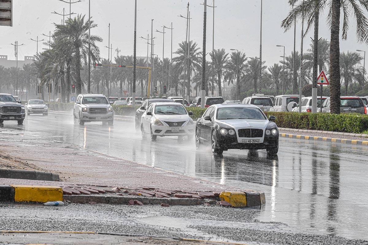 «الأرصاد»: أمطار متفرقة وغزيرة أحياناً حتى صباح غد 