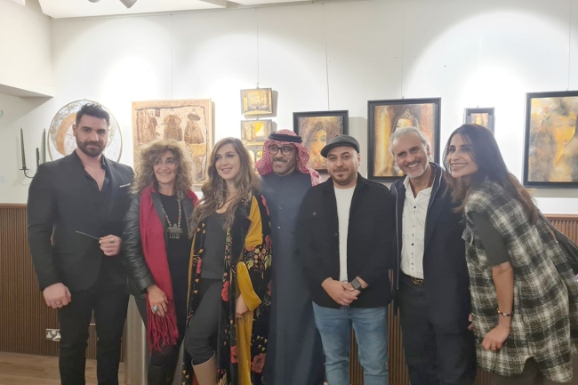 «كُن صلباً كالصخر ومشرقاً كالشمس» في «ذي هب». آية خير: المعرض رسالة تحفيزية تدعو للتماسك في مواجهة التحديات 