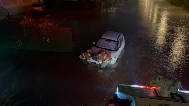 قوّة الإطفاء العام تعاملت مع عدة بلاغات خلال فترة هطول الأمطار في مناطق متفرقة بالبلاد