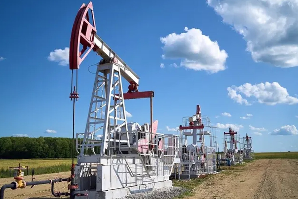 النفط يواصل النزيف للأسبوع الثاني وسط ترقب ملفات أوكرانيا وفنزويلا 