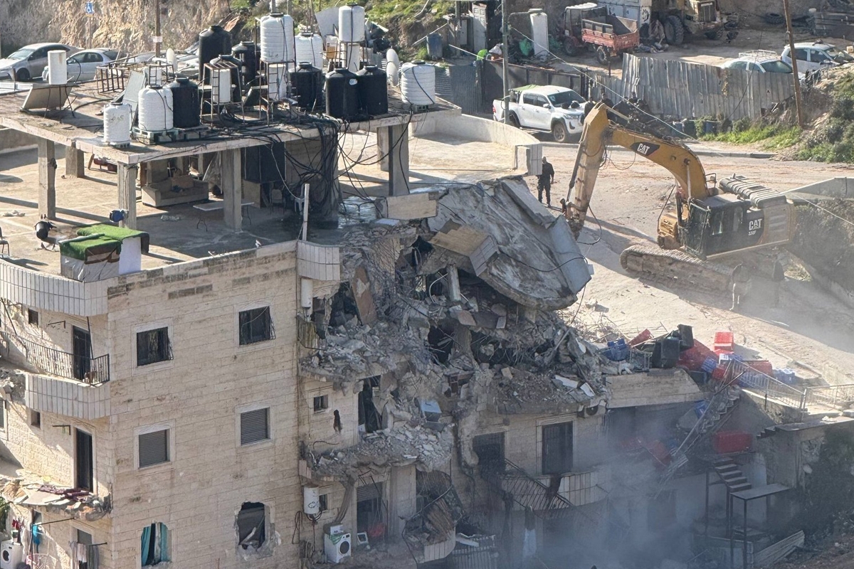 قوات الاحتلال تهدم عمارة سكنية جنوب القدس.. بحجة عدم الترخيص 