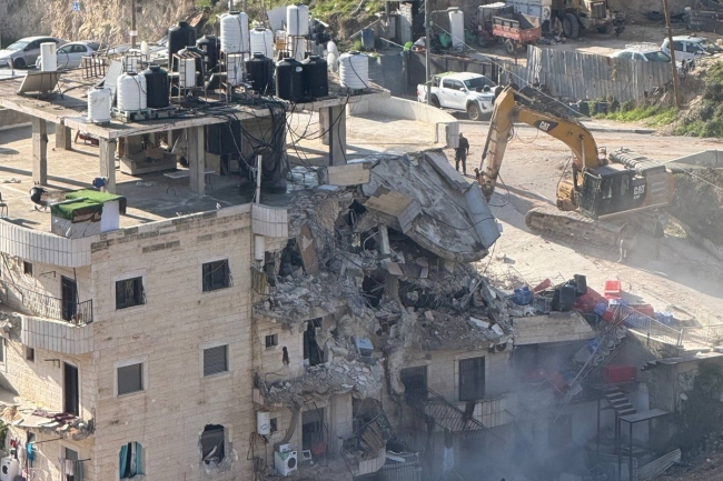 قوات الاحتلال تهدم عمارة سكنية جنوب القدس.. بحجة عدم الترخيص