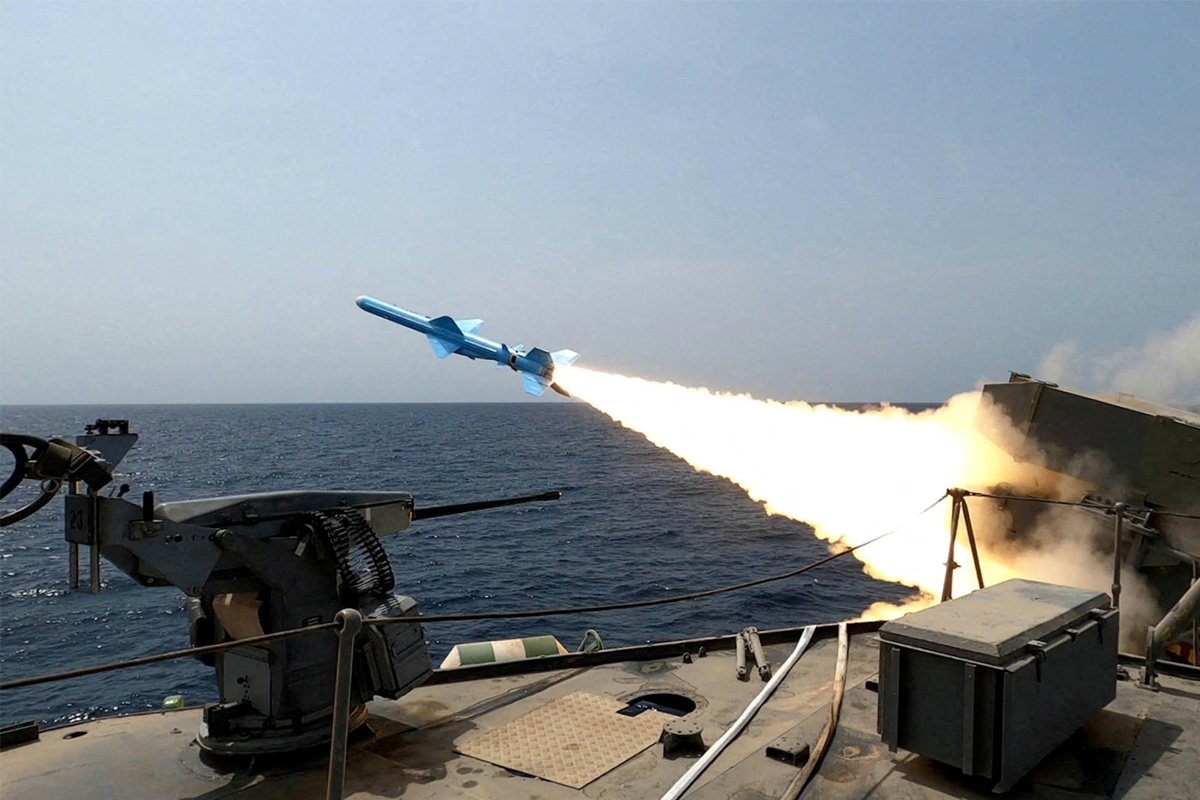 صاروخ كروز ينطلق من على متن سفينة إيرانية خلال مناورات في الخليج بداية الشهر الجاري (رويترز)