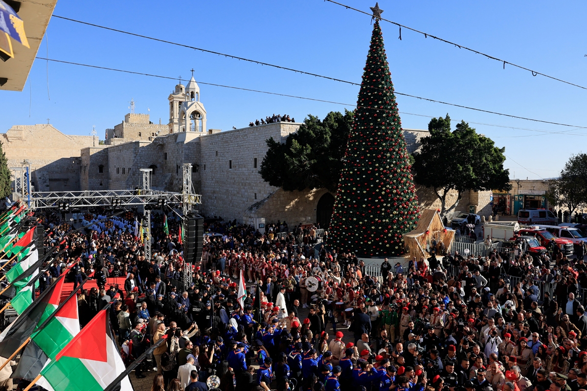عباس يتصدى لحملة إساءة... ونتنياهو يتحضر لانهيار حكومته 