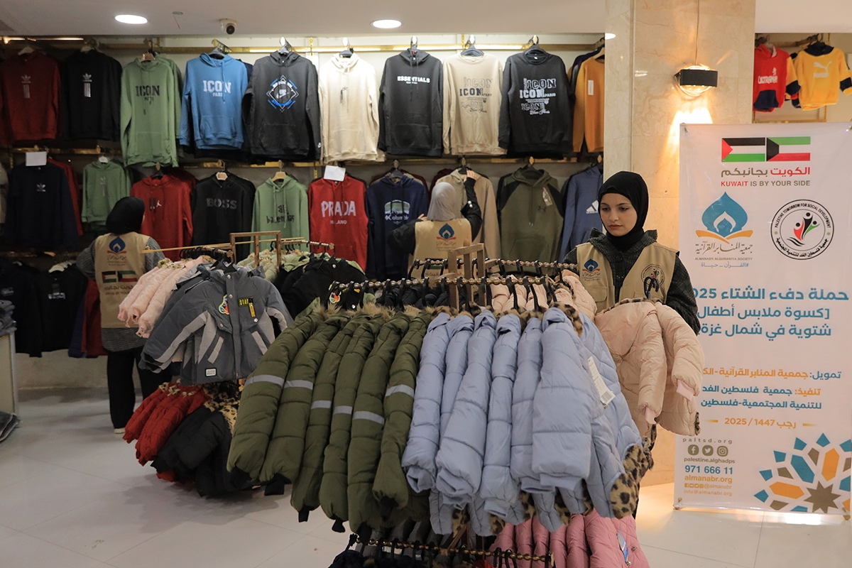 «المنابر» توزّع كسوة الشتاء بالقطاع 