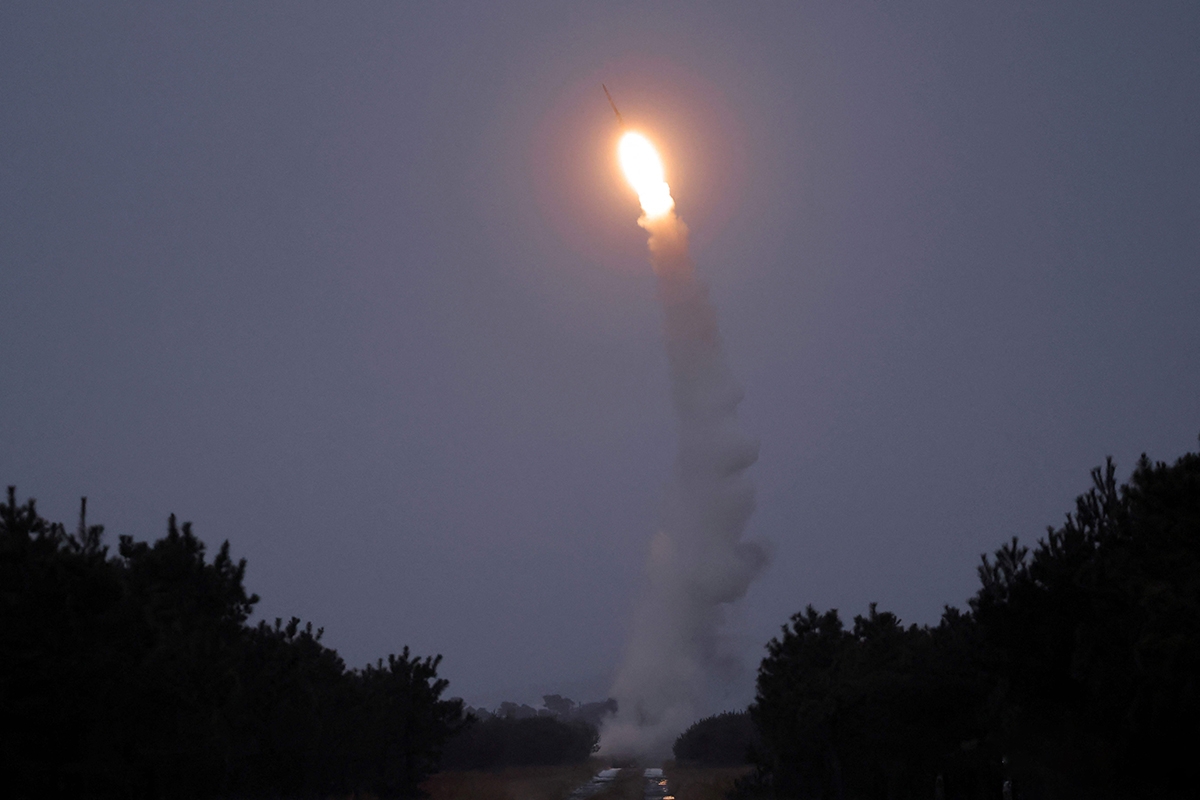 كوريا الشمالية تختبر صواريخ بعيدة المدى وتكشف عن تقدم لافت لغواصة نووية 