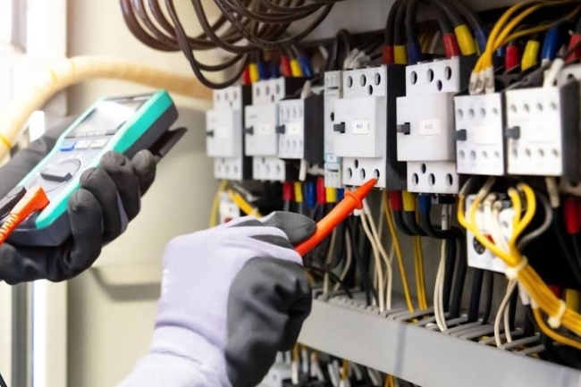 «الكهرباء»: انقطاع التيار عن أجزاء محدودة من «الفنيطيس» و«القرين»