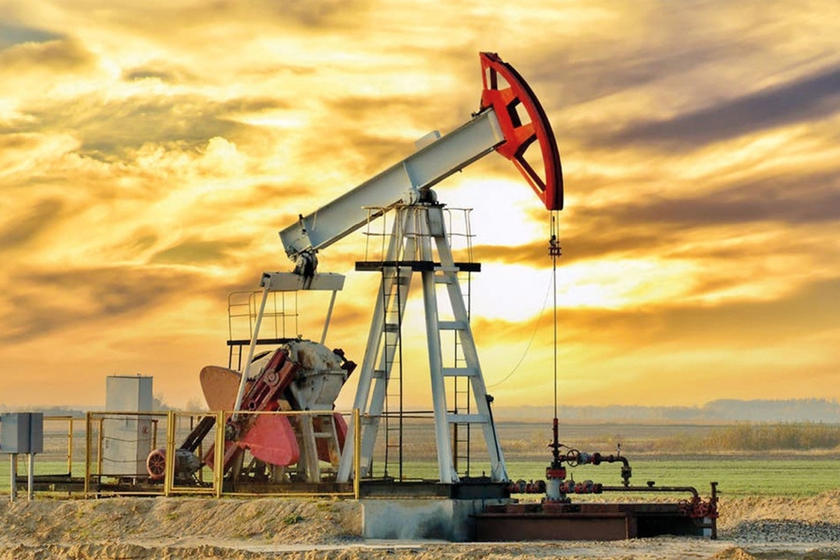 أسعار النفط تتجه لأكبر تراجع سنوي منذ 2020 وسط مخاوف نمو المعروض 