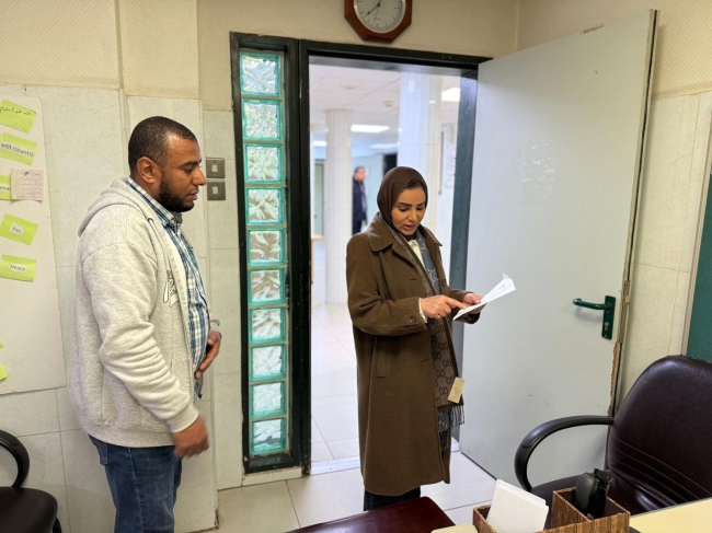 جولة ميدانية للحويلة على «مُعاقي الصباحية» للاطلاع على سير العمل. تنفيذاً لتوجيهات سمو الأمير بمتابعة شؤونهم وتلمس احتياجاتهم عن كثب. أكدت ضرورة متابعة تنظيم الزيارات العائلية للنزلاء ... والالتزام بـ «النوبة» 