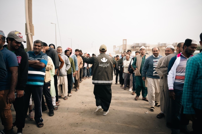 نماء الخيرية توزّع أكثر من 1000 كسوة شتوية على عمال منطقة الوفرة ضمن حملة «شتاء دافئًا»