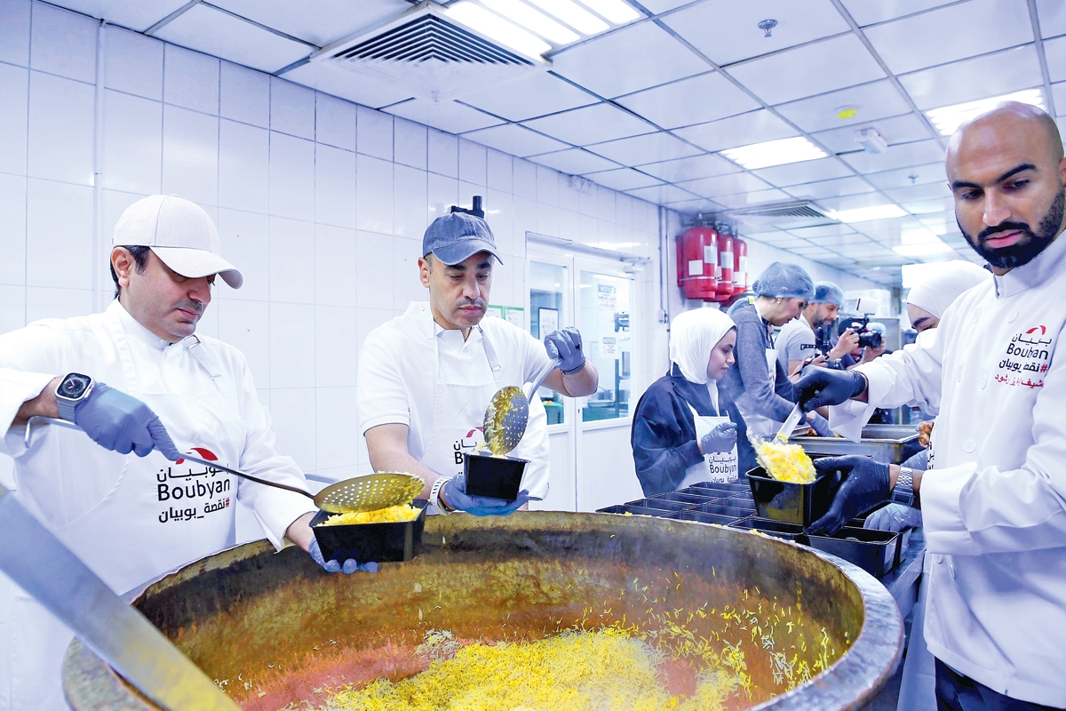 مشاركة قيادات البنك في تجهيز وجبات «نقصة بوبيان» خلال شهر رمضان