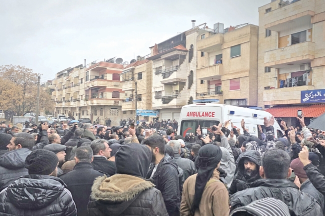 سوريا: حمص تشيّع ضحايا تفجير وادي الذهب والحكومة تتهم «قسد» بخرق الاتفاقات في حلب