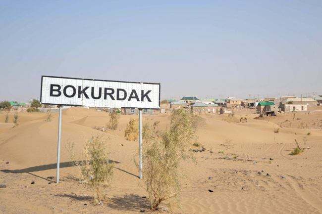 الكثبان الرملية تغزو تركمانستان 