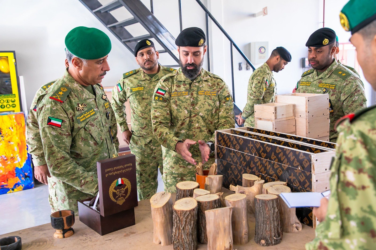 وكيل الحرس الوطني يزور معسكر التحرير ويتفقد المشاغل والورش الفنية 