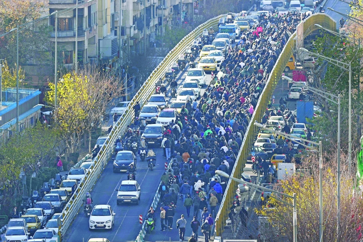 زلزال اقتصادي بإيران: الخزينة فارغة و«التومان» ينهار 