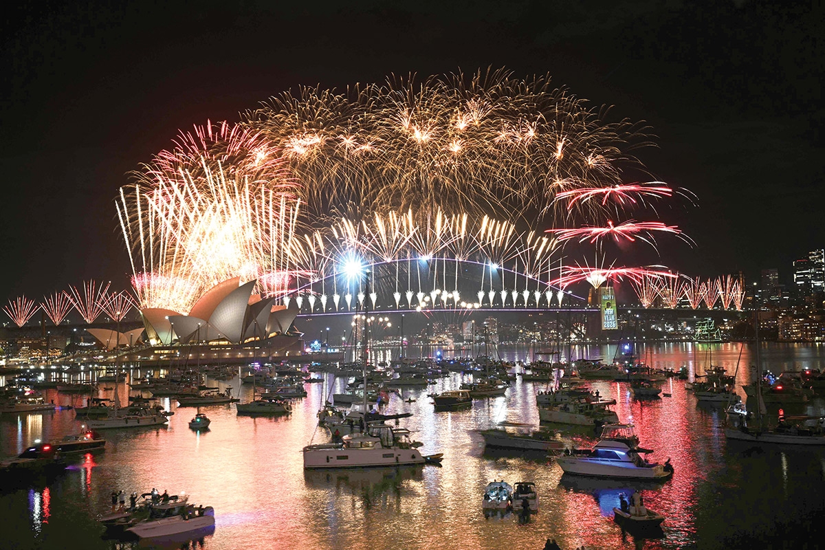 العالم يستقبل 2026 بآمال الأمن والاستقرار 