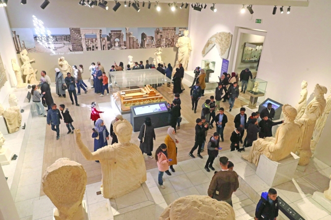 متحف ليبيا الوطني... يجمعهم 