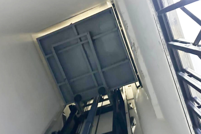 انزلاق مصعد أدى إلى إصابة عاملين كانا بداخله في منطقة صبحان 