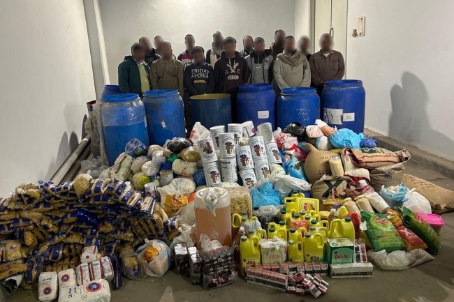 ضبط مركبة أثناء محاولتها مغادرة البلاد وبحوزتها كميات من المواد التموينية