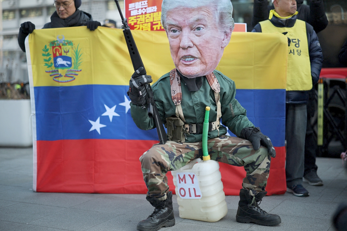 النفط يتراجع مع وفرة الإمدادات رغم اضطرابات فنزويلا 