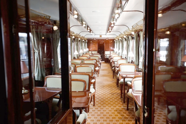 طعام ركاب «الأولى» من القمامة 