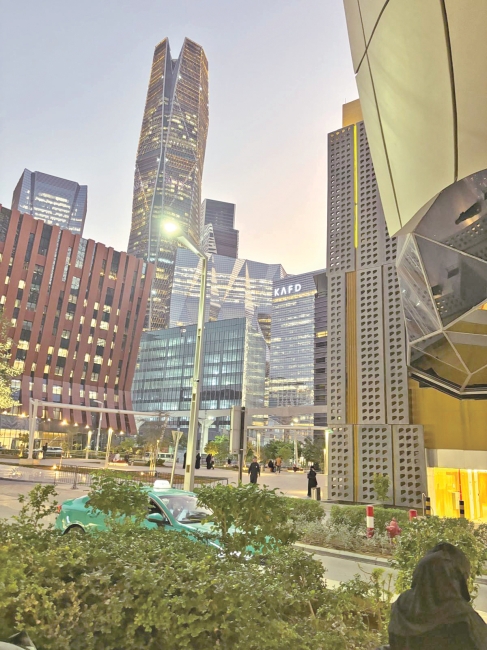 الرياض تعيش عصر التغيير في سباق يضاهي سرعة قطار يلف المدينة